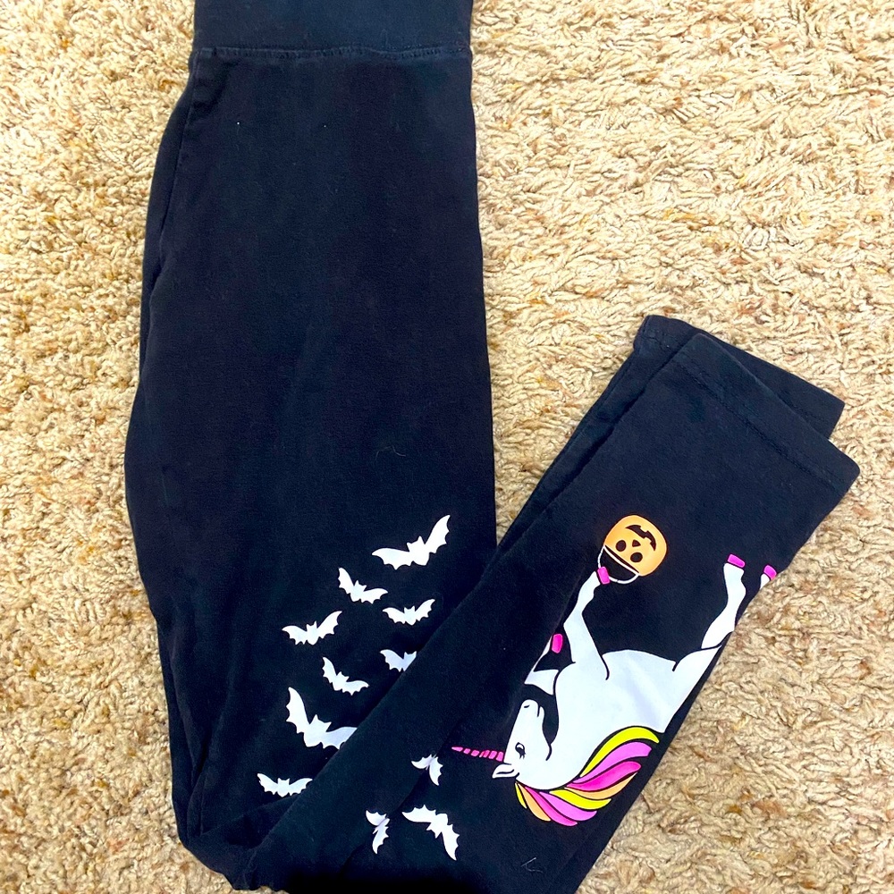 Black legging with Halloween theme, great condition.
